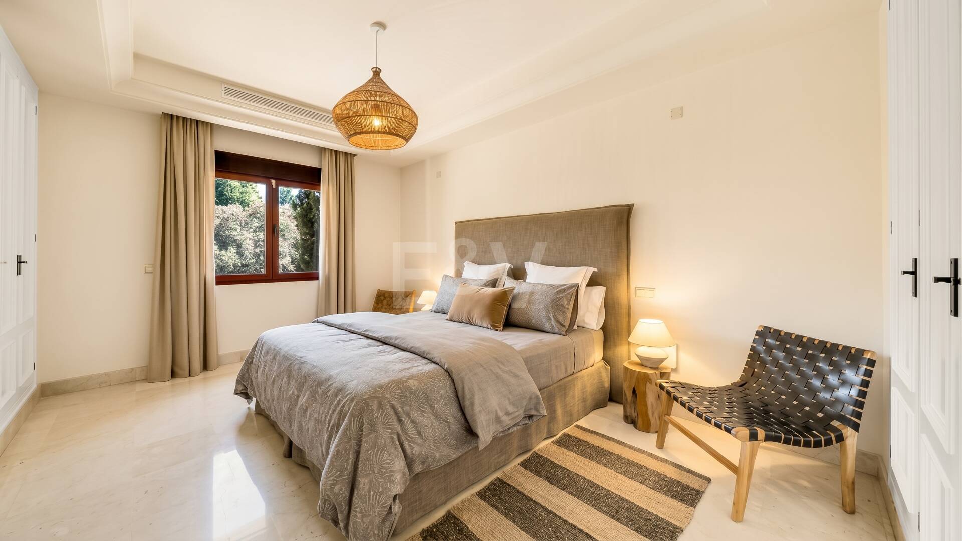 Elegant Semi-detached Villa i La Alzambra, nära Puerto Banus