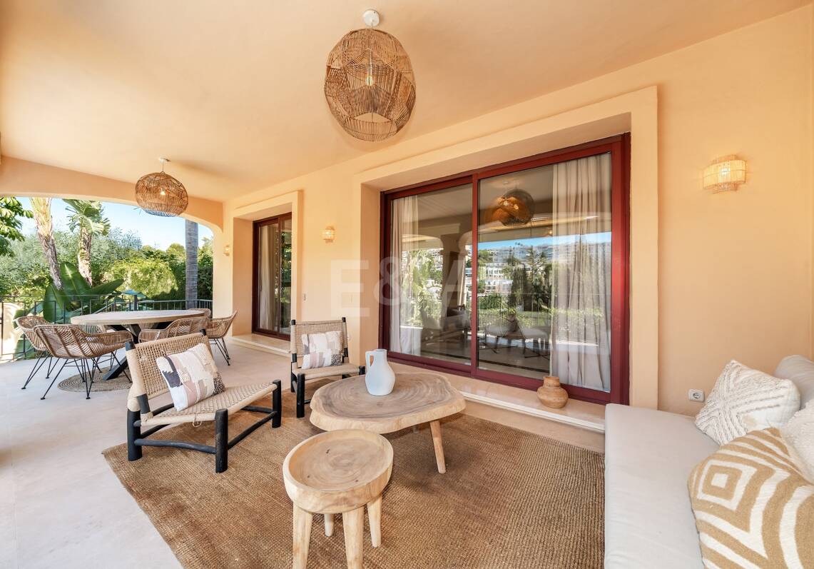 Elegant Semi-detached Villa i La Alzambra, nära Puerto Banus