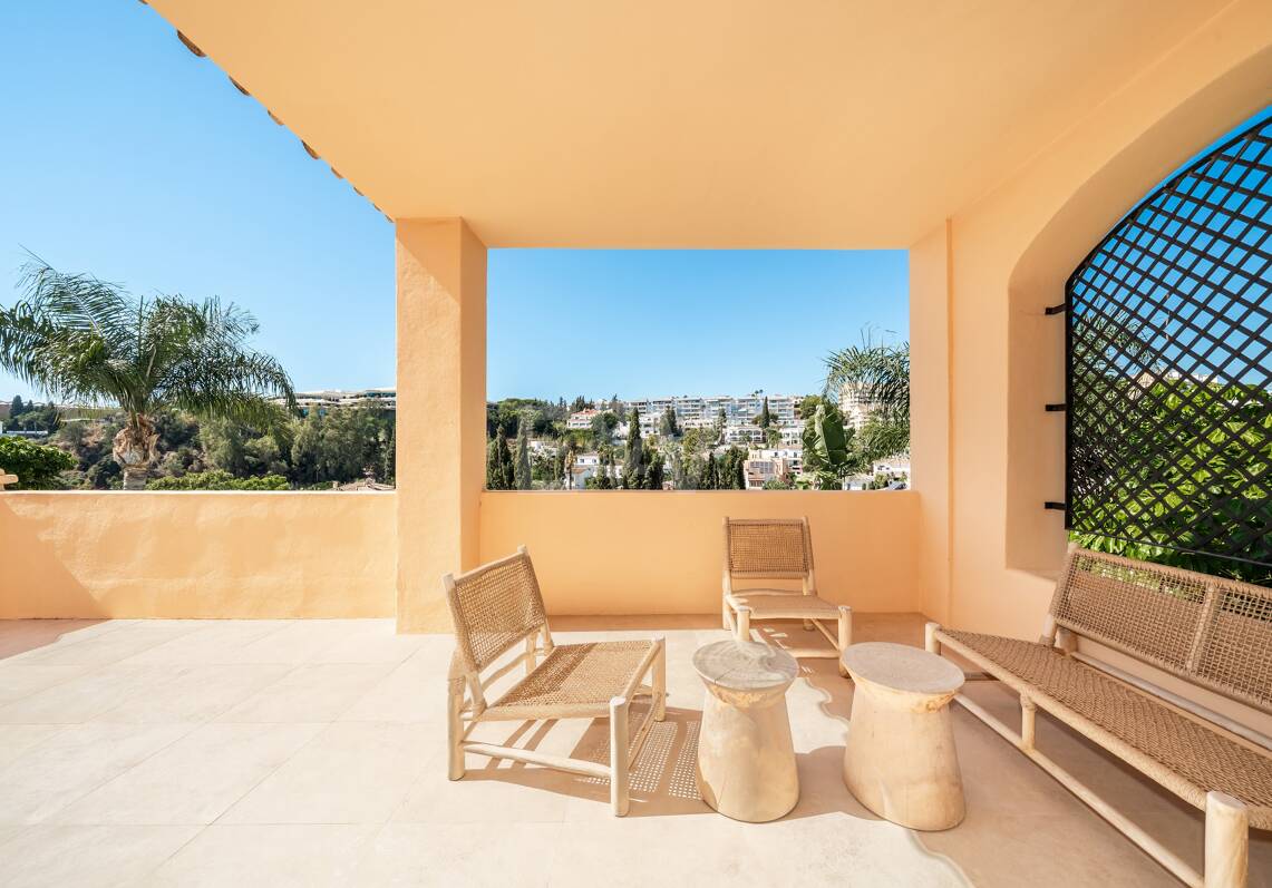 Elegant Semi-detached Villa i La Alzambra, nära Puerto Banus