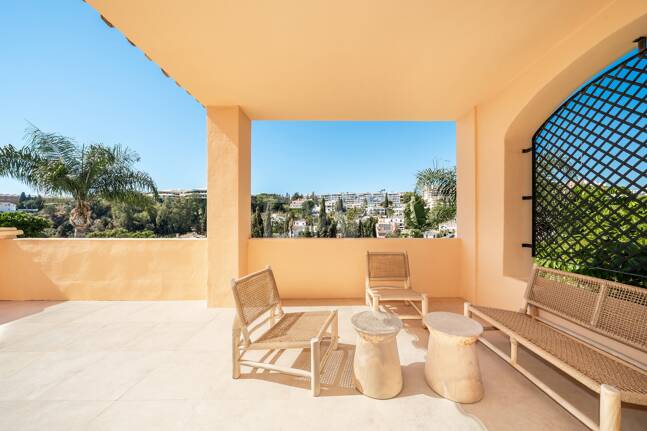 Elegant Semi-detached Villa i La Alzambra, nära Puerto Banus