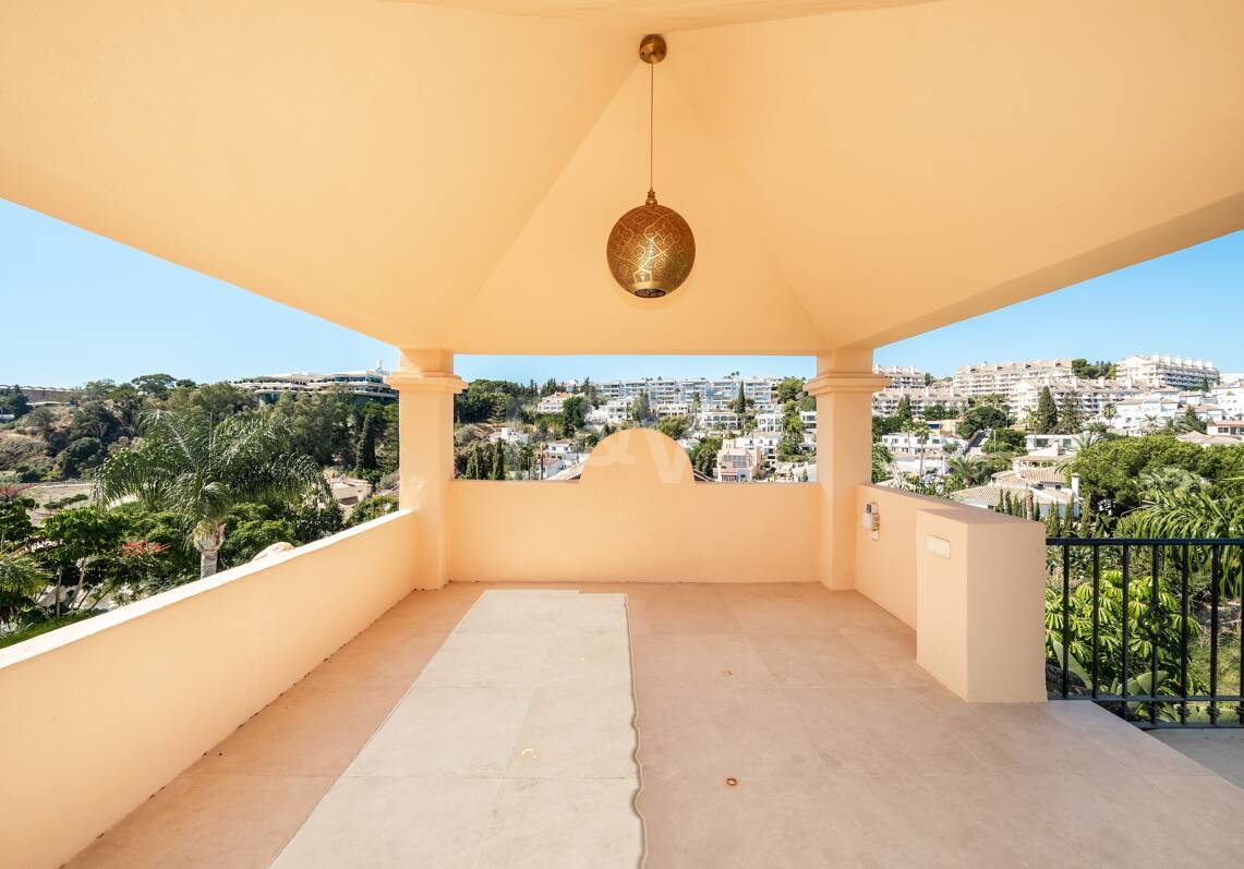 Elegant Semi-detached Villa i La Alzambra, nära Puerto Banus
