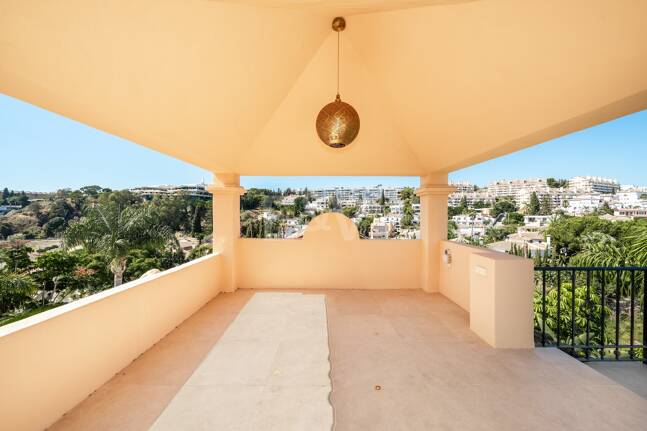 Elegant Semi-detached Villa i La Alzambra, nära Puerto Banus