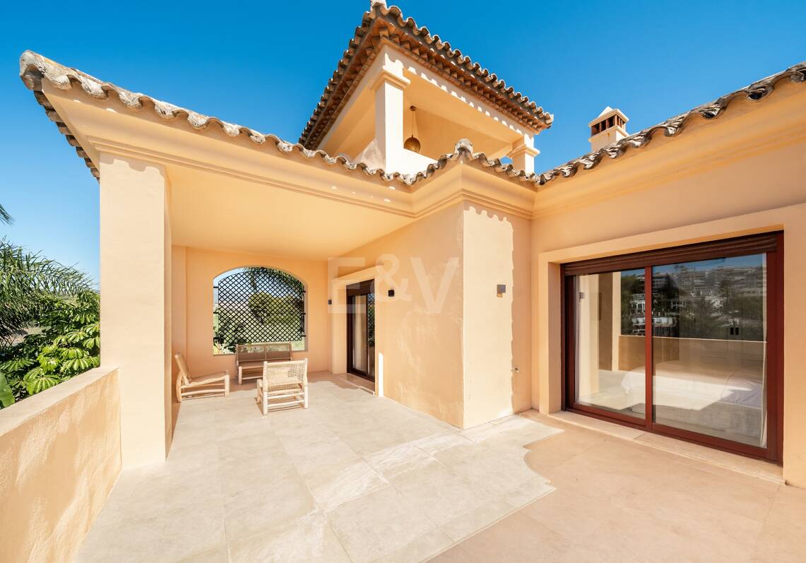 Elegant Semi-detached Villa i La Alzambra, nära Puerto Banus