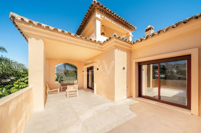 Elegant Semi-detached Villa i La Alzambra, nära Puerto Banus
