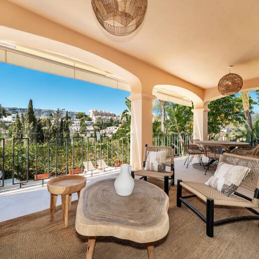Elegant Semi-detached Villa i La Alzambra, nära Puerto Banus