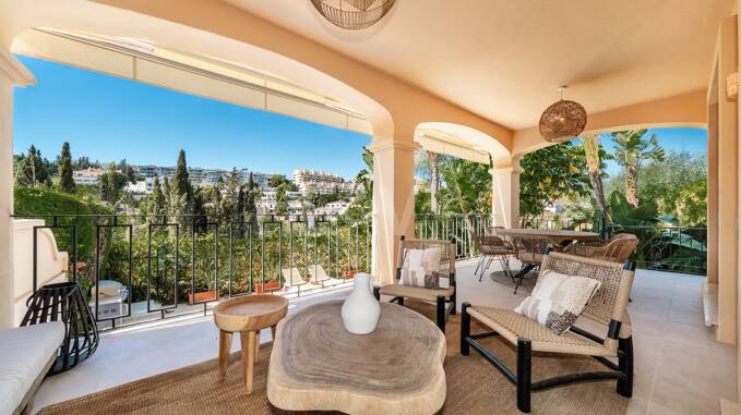 Elegant Semi-detached Villa i La Alzambra, nära Puerto Banus