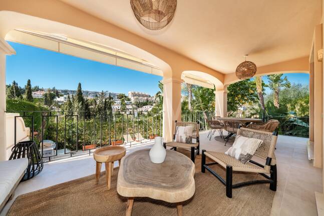 Elegant Semi-detached Villa i La Alzambra, nära Puerto Banus