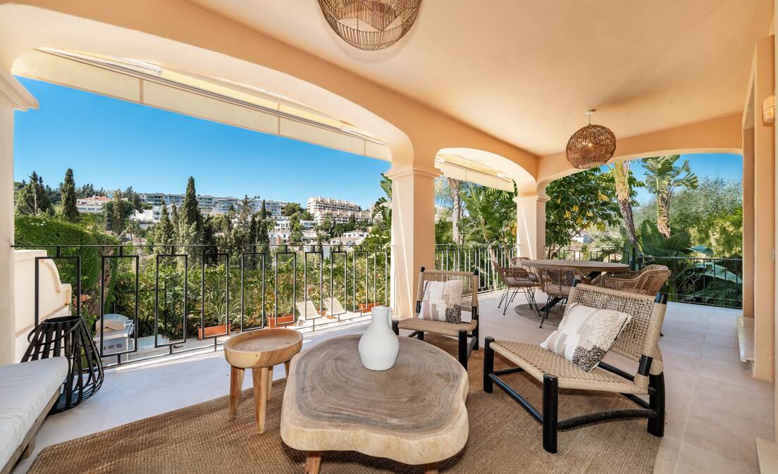 Located in the prestigious gated community of La Alzambra in Nueva Andalucía, very close to Puerto Banus,  this beautifully...
