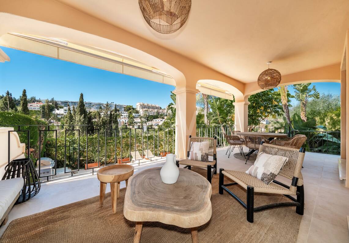 Elegant Semi-detached Villa i La Alzambra, nära Puerto Banus
