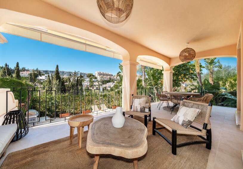 Elegant Semi-detached Villa i La Alzambra, nära Puerto Banus