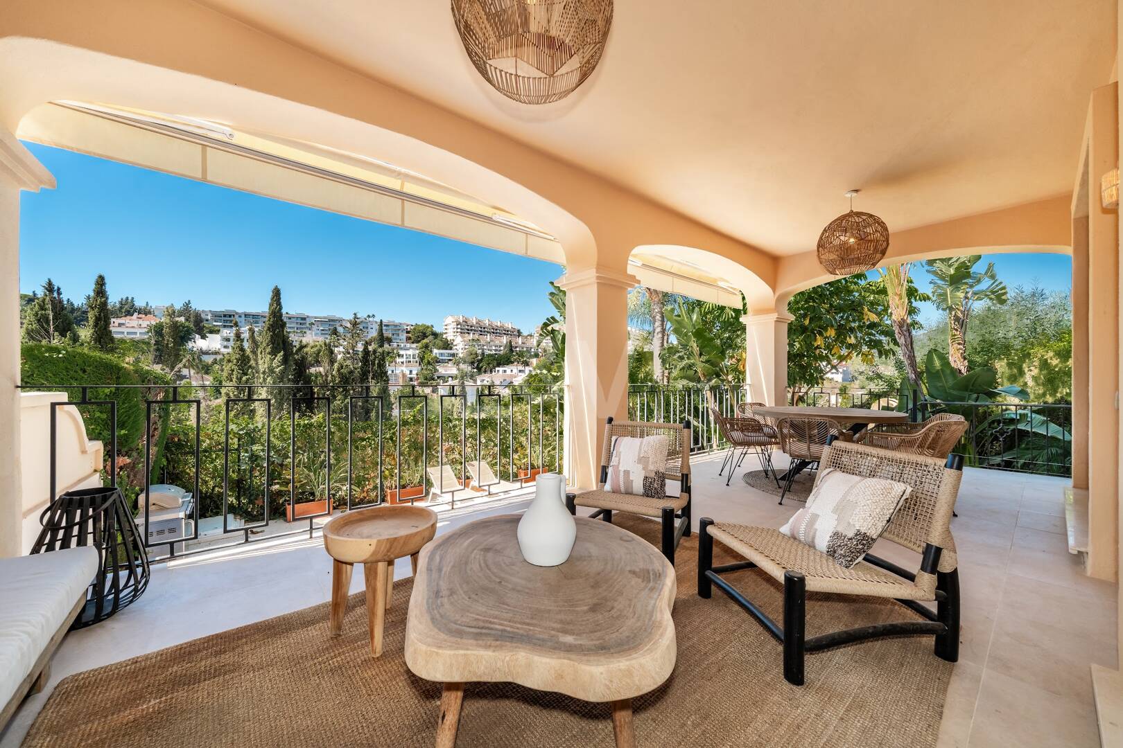 Elegant Semi-detached Villa i La Alzambra, nära Puerto Banus
