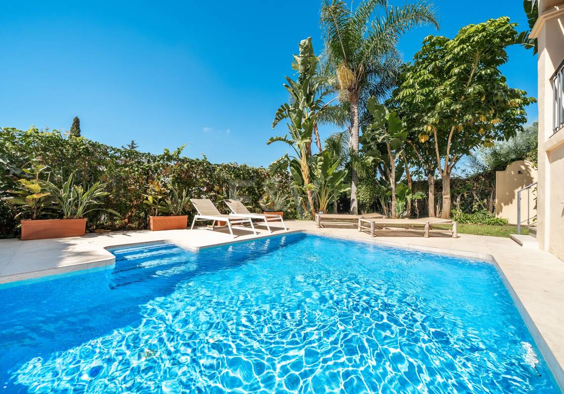 Elegant Semi-detached Villa i La Alzambra, nära Puerto Banus