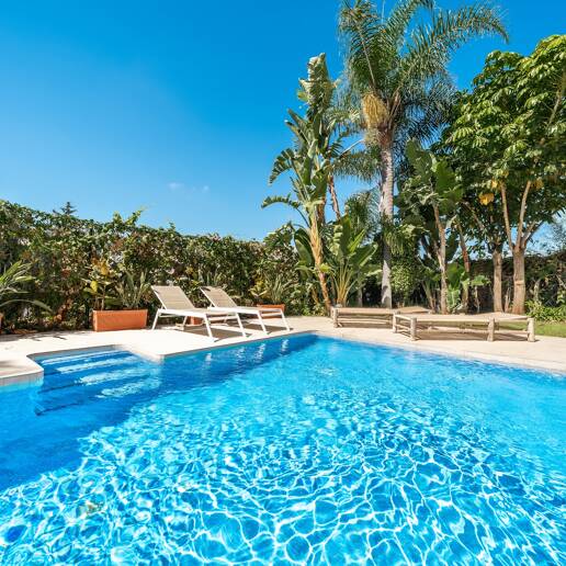 Elegant Semi-detached Villa i La Alzambra, nära Puerto Banus