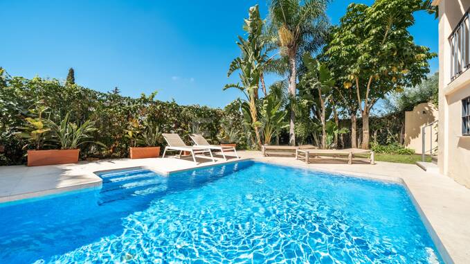 Elegant Semi-detached Villa i La Alzambra, nära Puerto Banus