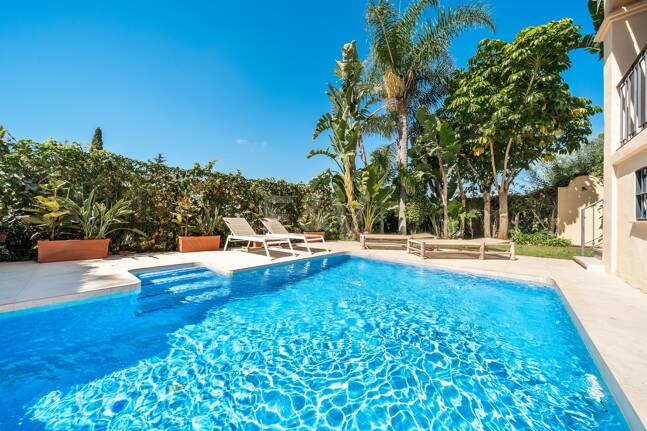 Elegant Semi-detached Villa i La Alzambra, nära Puerto Banus