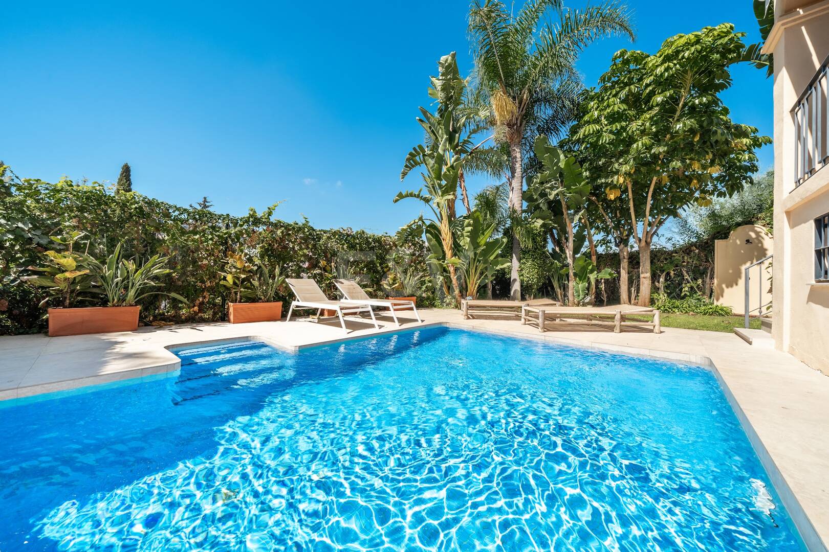 Elegant Semi-detached Villa i La Alzambra, nära Puerto Banus