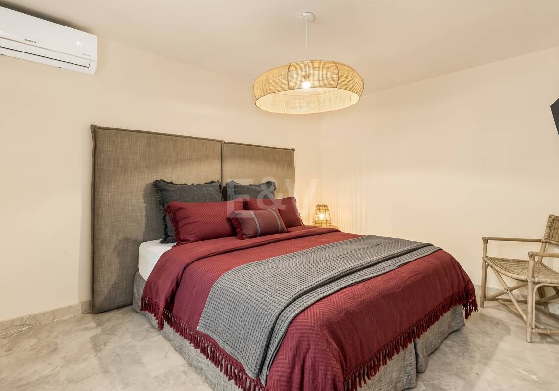 Elegant Semi-detached Villa i La Alzambra, nära Puerto Banus