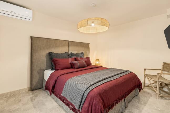 Elegant Semi-detached Villa i La Alzambra, nära Puerto Banus