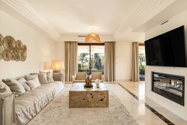 Elegant Semi-detached Villa i La Alzambra, nära Puerto Banus