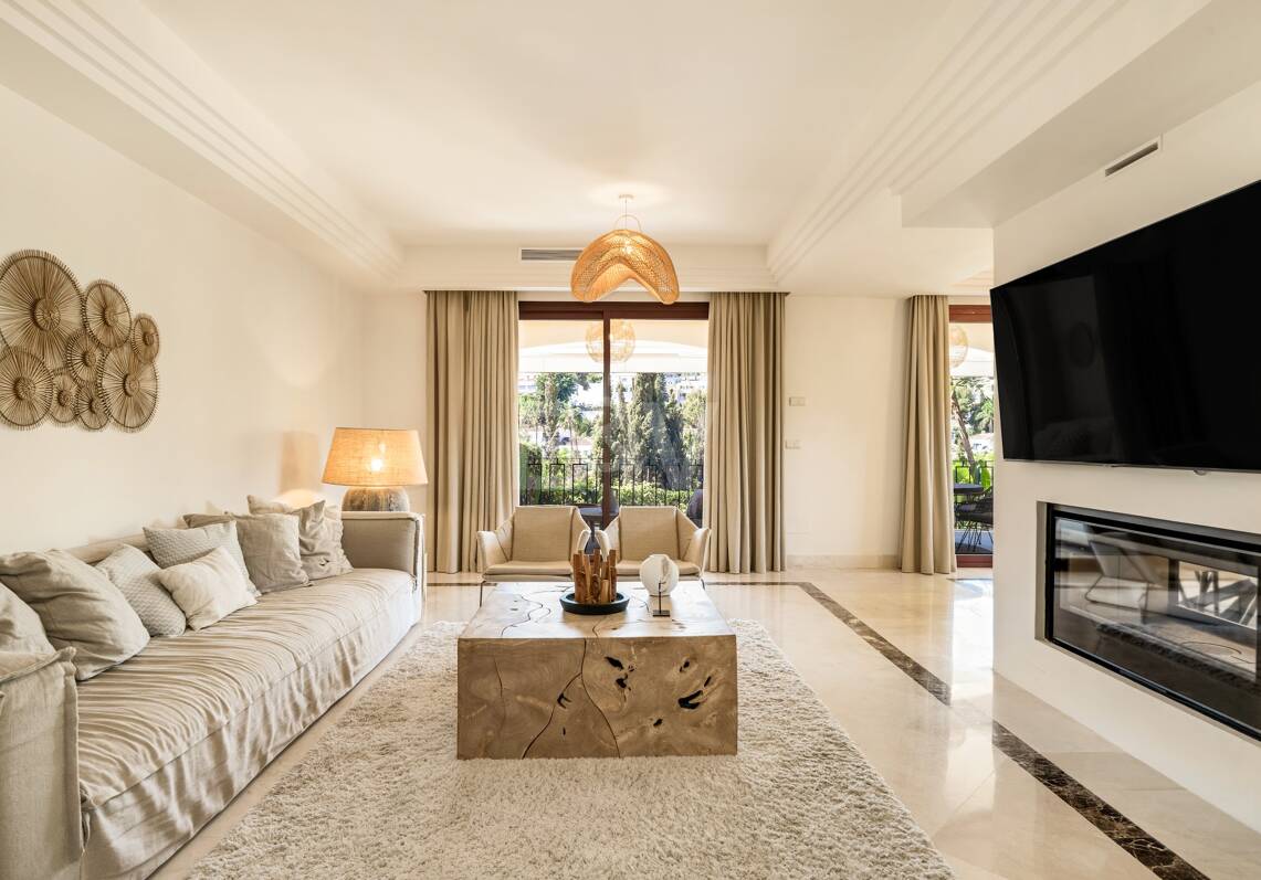 Elegant Semi-detached Villa i La Alzambra, nära Puerto Banus