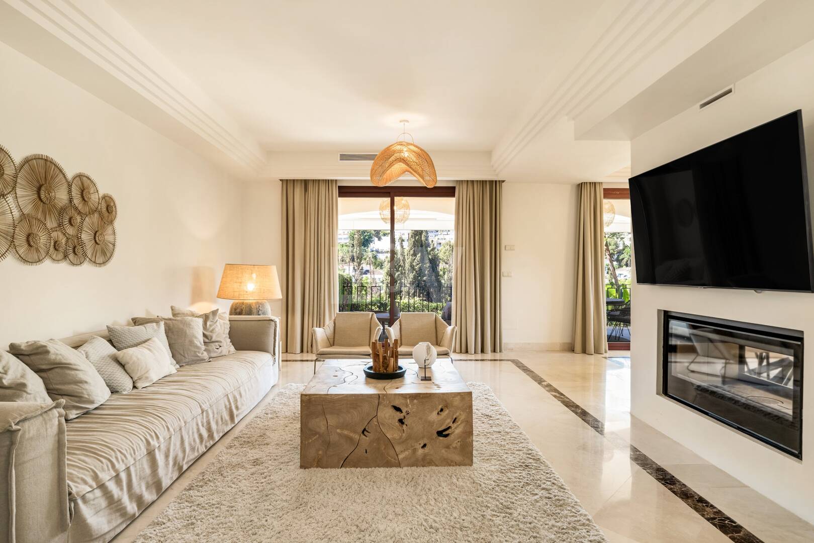 Elegant Semi-detached Villa i La Alzambra, nära Puerto Banus