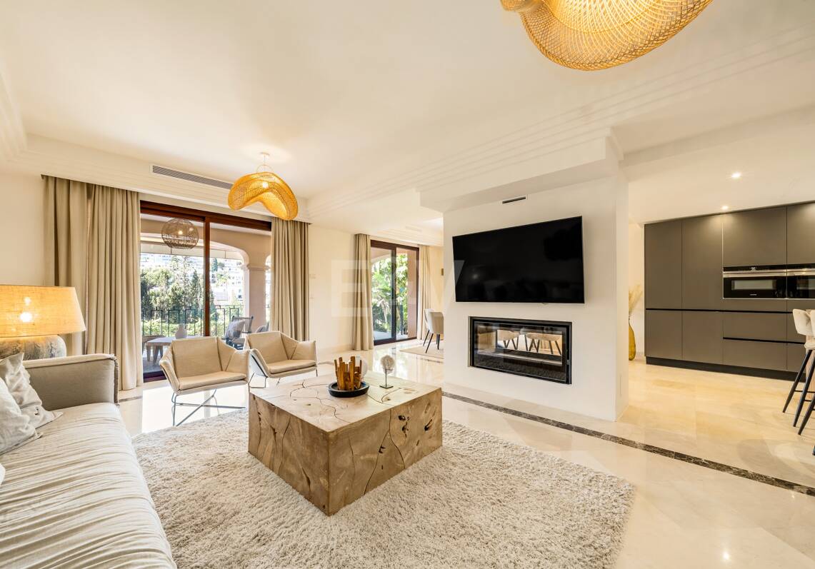 Elegant Semi-detached Villa i La Alzambra, nära Puerto Banus