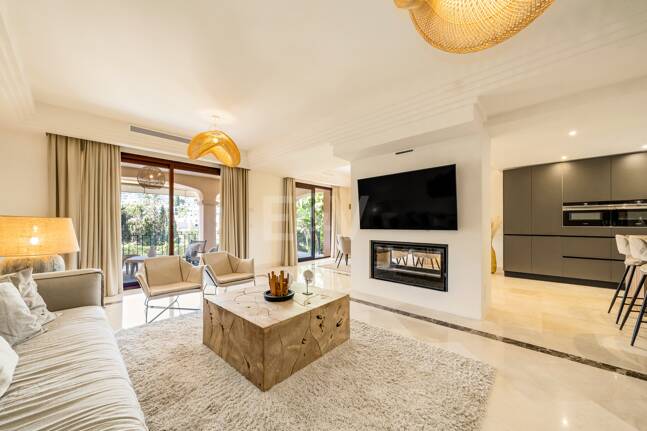 Elegant Semi-detached Villa i La Alzambra, nära Puerto Banus