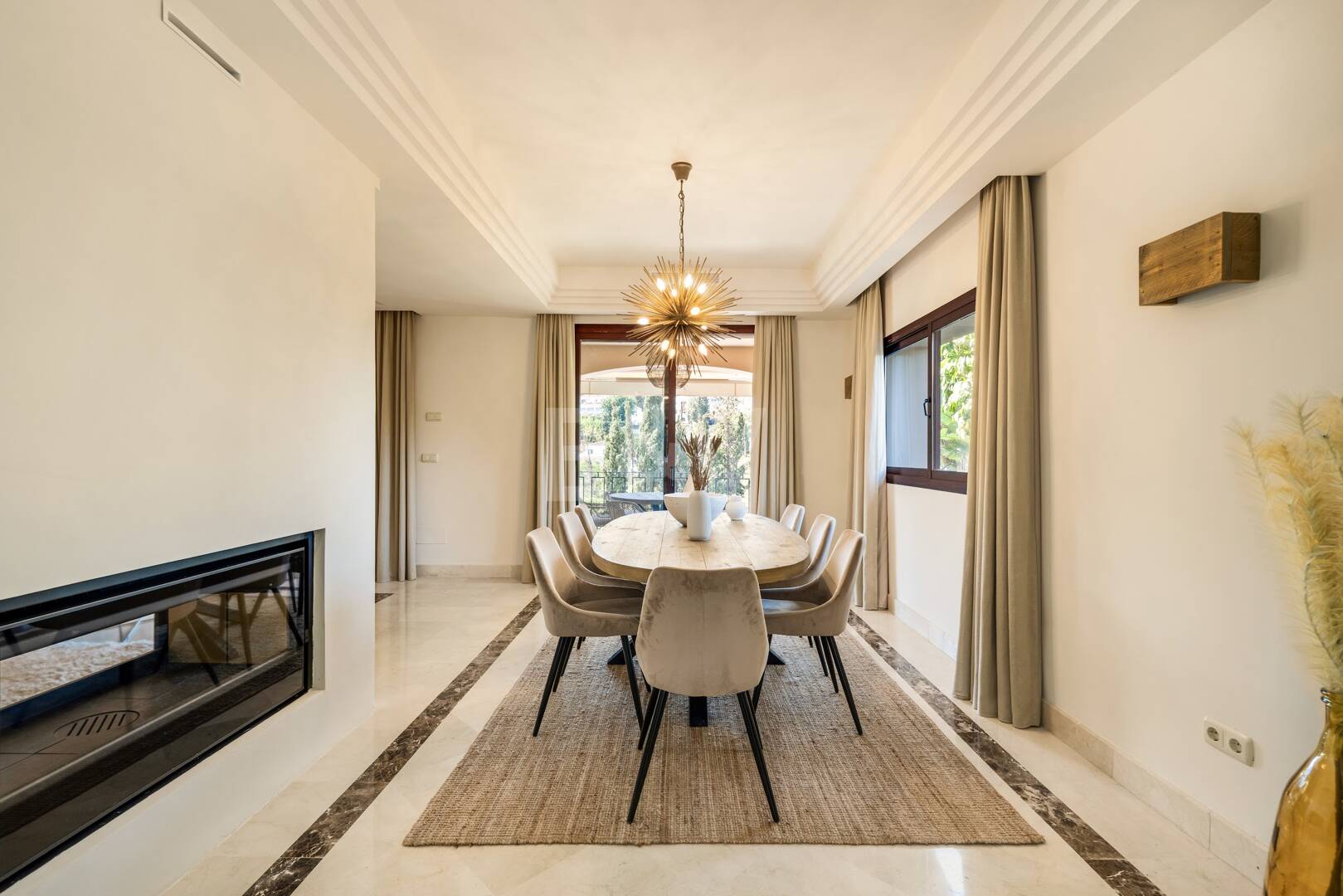 Elegant Semi-detached Villa i La Alzambra, nära Puerto Banus
