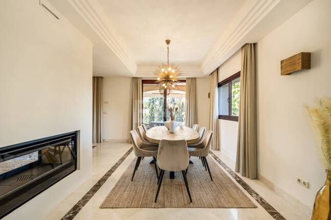 Elegant Semi-detached Villa i La Alzambra, nära Puerto Banus