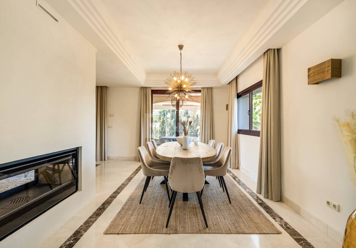 Elegant Semi-detached Villa i La Alzambra, nära Puerto Banus