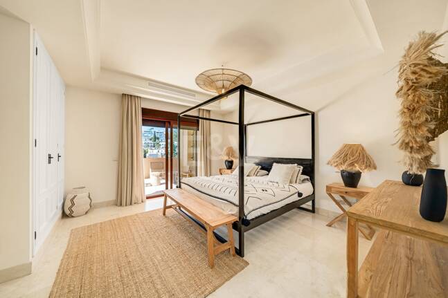 Elegant Semi-detached Villa i La Alzambra, nära Puerto Banus