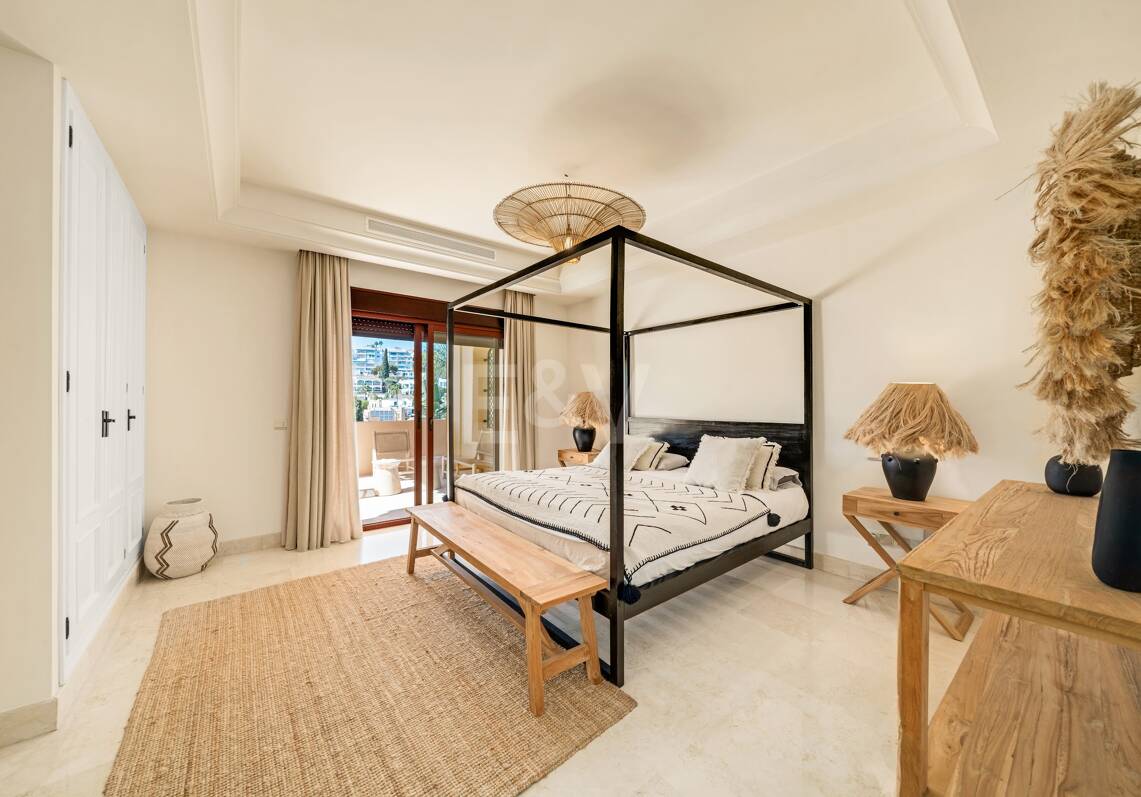 Elegant Semi-detached Villa i La Alzambra, nära Puerto Banus