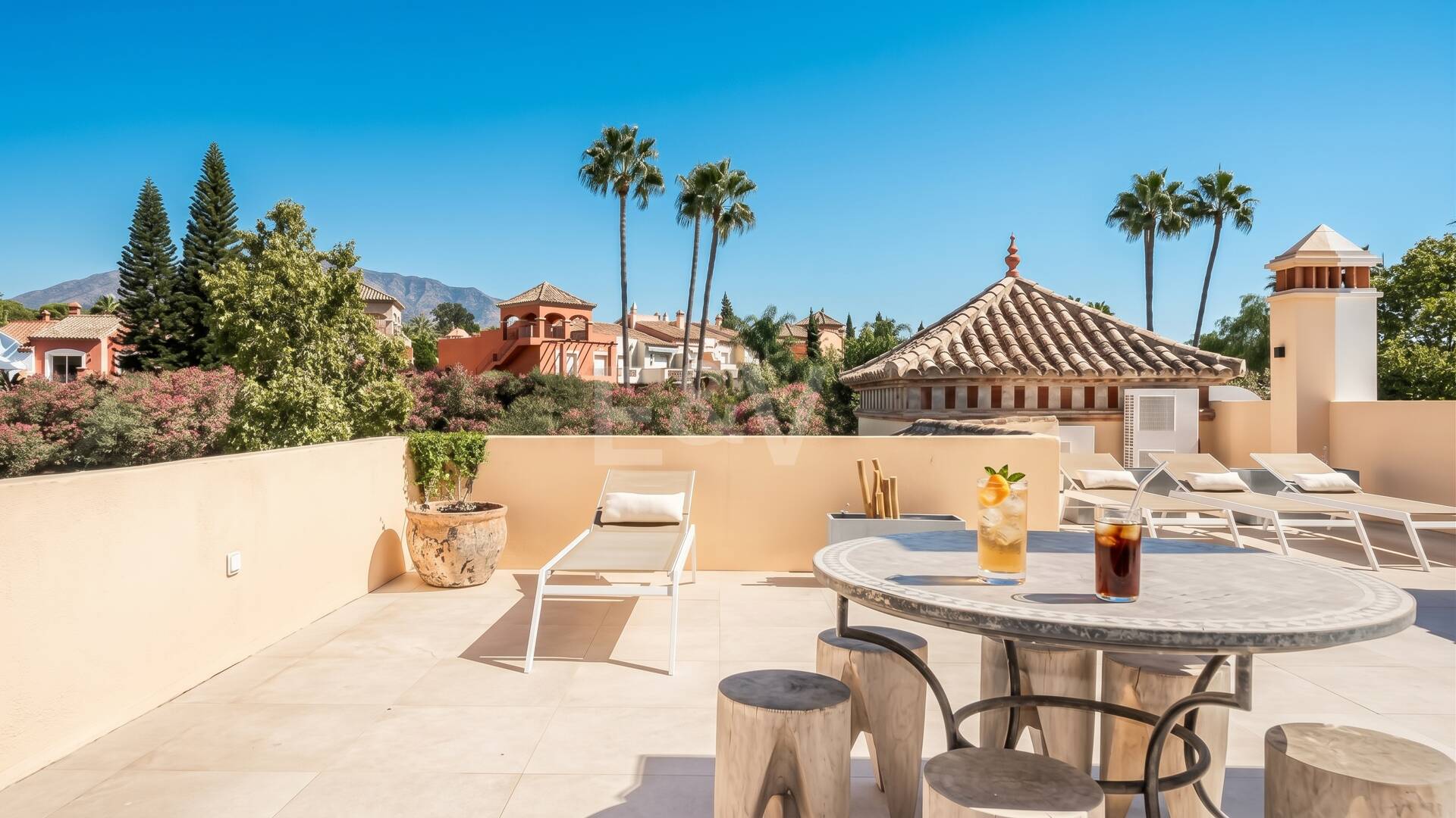 Elegant Semi-detached Villa i La Alzambra, nära Puerto Banus