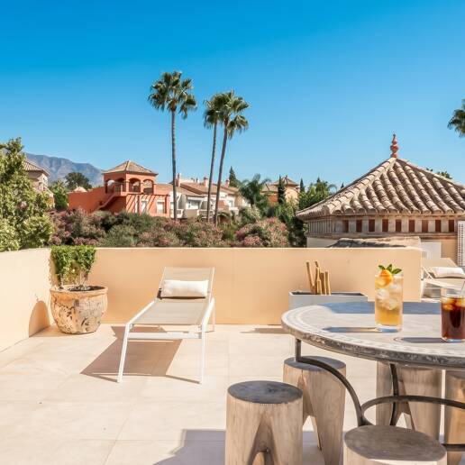 Elegant Semi-detached Villa i La Alzambra, nära Puerto Banus