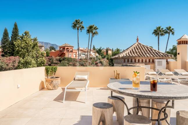 Elegant Semi-detached Villa i La Alzambra, nära Puerto Banus