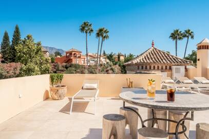 Elegant Semi-detached Villa i La Alzambra, nära Puerto Banus