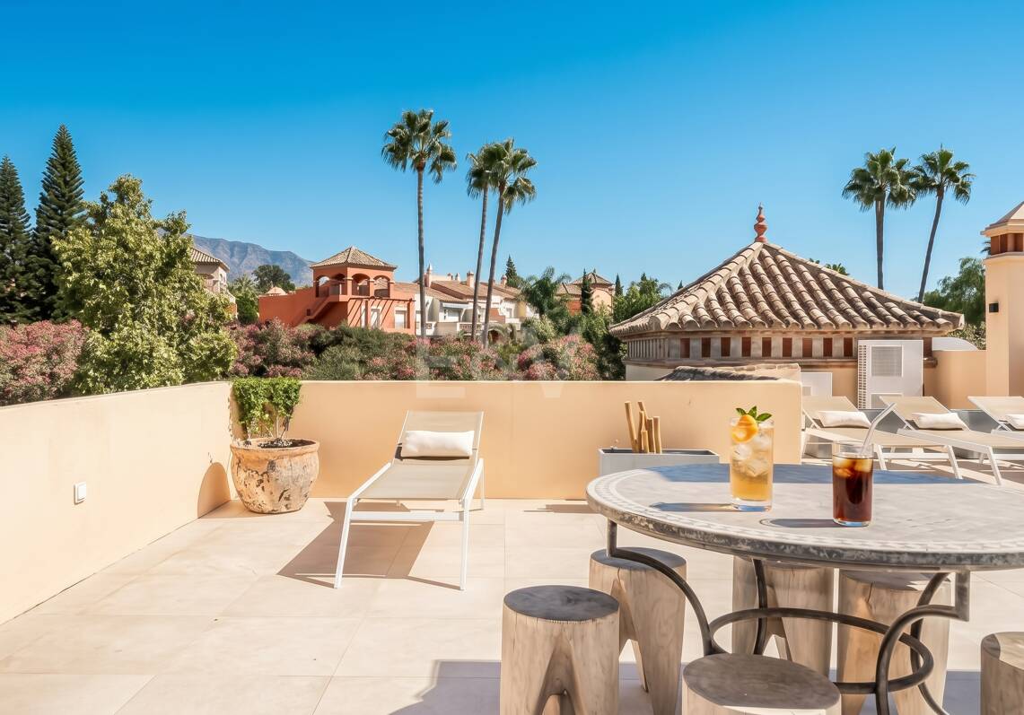 Elegant Semi-detached Villa i La Alzambra, nära Puerto Banus