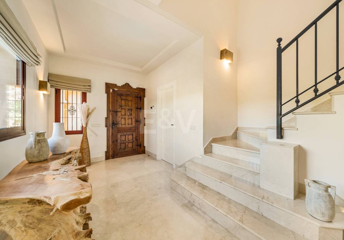 Elegant Semi-detached Villa i La Alzambra, nära Puerto Banus