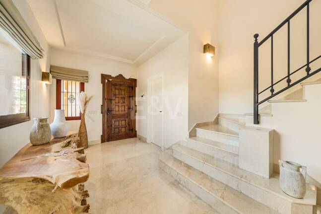 Elegant Semi-detached Villa i La Alzambra, nära Puerto Banus