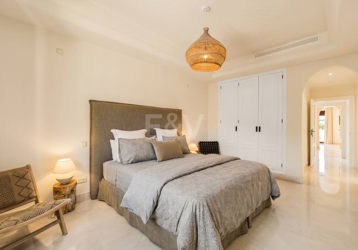 Elegant Semi-detached Villa i La Alzambra, nära Puerto Banus