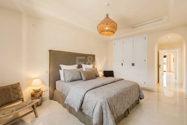 Elegant Semi-detached Villa i La Alzambra, nära Puerto Banus