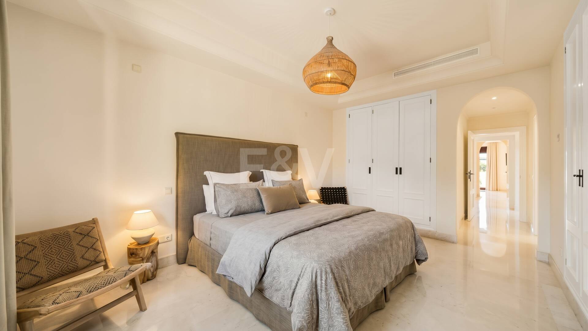 Elegant Semi-detached Villa i La Alzambra, nära Puerto Banus