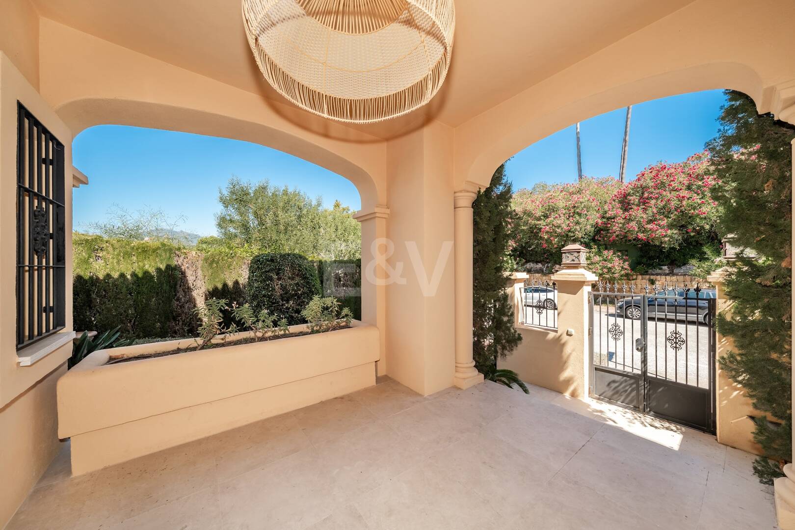 Elegant Semi-detached Villa i La Alzambra, nära Puerto Banus