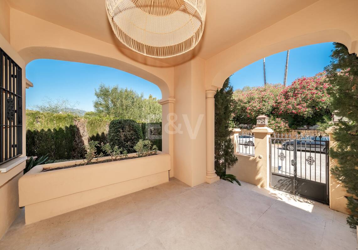 Elegant Semi-detached Villa i La Alzambra, nära Puerto Banus