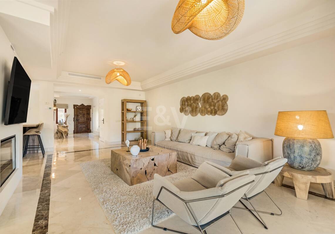Elegant Semi-detached Villa i La Alzambra, nära Puerto Banus