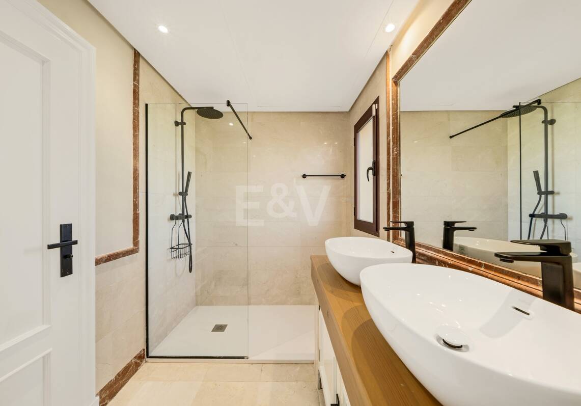 Elegant Semi-detached Villa i La Alzambra, nära Puerto Banus