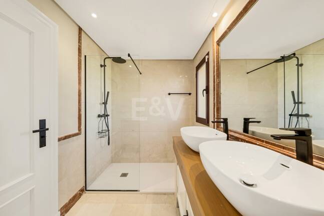Elegant Semi-detached Villa i La Alzambra, nära Puerto Banus