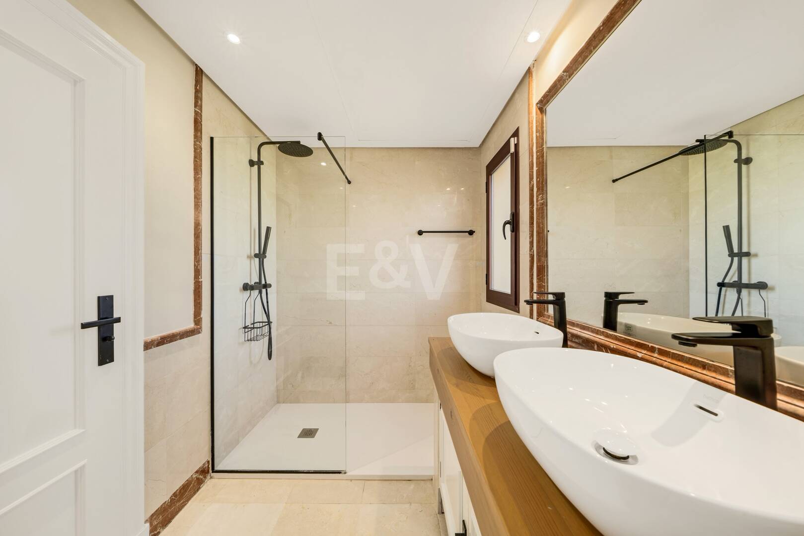 Elegant Semi-detached Villa i La Alzambra, nära Puerto Banus