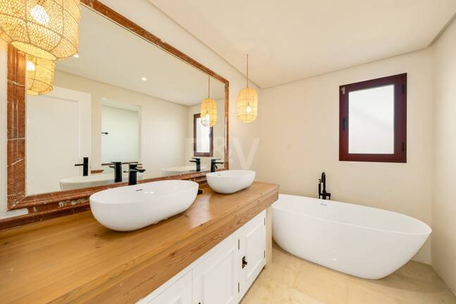 Elegant Semi-detached Villa i La Alzambra, nära Puerto Banus