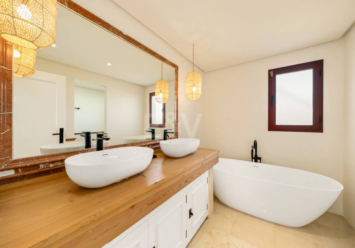 Elegant Semi-detached Villa i La Alzambra, nära Puerto Banus